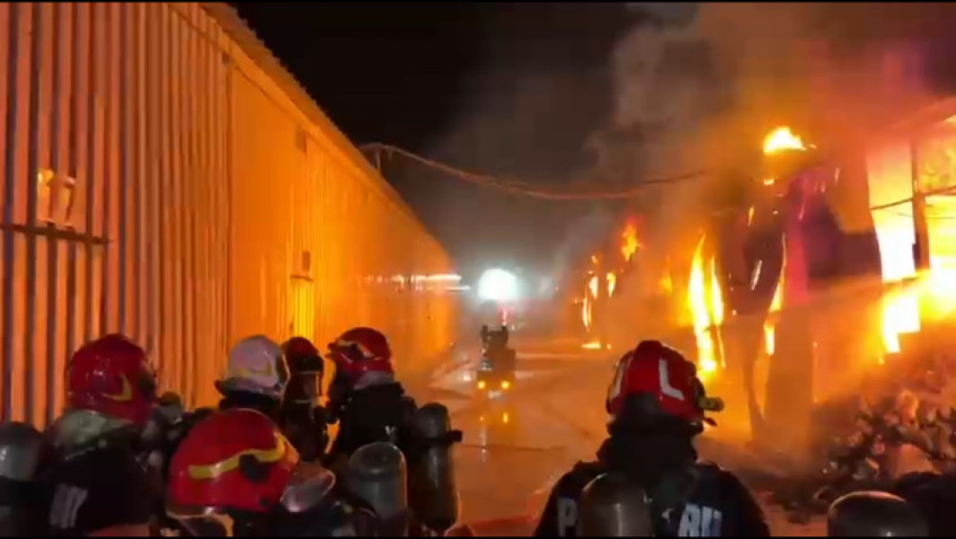Incendiu major la un depozit din zona Dragonul Răsărit, București