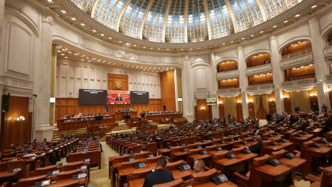 Un incident grav a avut loc în București, unde un livrator asiatic a fost agresat de un tânăr de 20 de ani. Potrivit declarațiilor, tânărul i-a cerut să se întoarcă în țara lui, numindu-l "invadator" și filmând agresiunea. Incidentul a fost observat de un agent de poliție aflat în timpul liber, care l-a prins și imobilizat pe agresor. Tânărul a fost reținut și ulterior arestat preventiv, iar videoclipul cu scena a fost publicat pe Facebook de Marian Godina, care a surprins momentul.