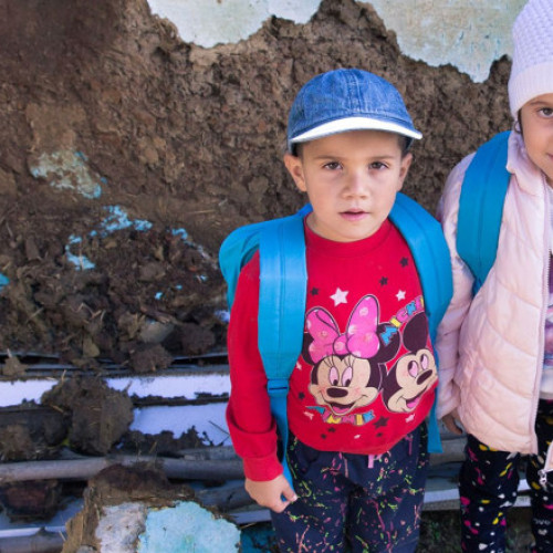 Un tată singur din județul Vaslui se luptă zilnic pentru a-și crește copiii după ce soția sa a murit. Doi copii, Stefania și Alex, au învățat de mici ce înseamnă dorul și lipsurile, după ce au rămas fără mamă. În timpul inundațiilor, casa lor a fost distrusă, iar ei au fost nevoiți să meargă împreună cu bunica într-un centru din Bârlad. Potrivit digi24.ro, departe de tatăl lor, cei mici au primit sprijin de la asistenți sociali, psihologi și educatori, dar dorul de casă a rămas în inimile lor.