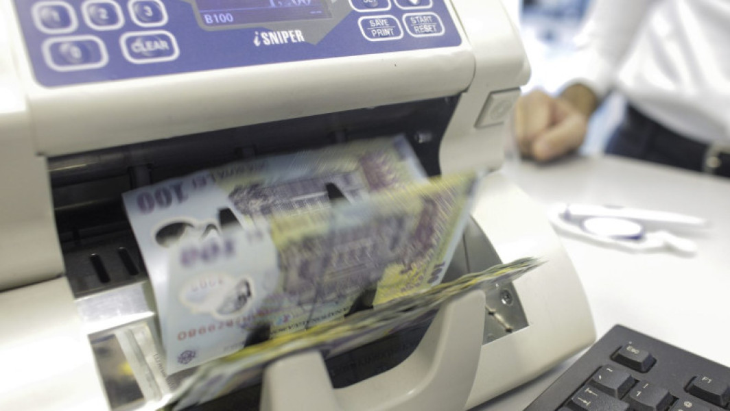 deficitul bugetului național a ajuns la 4,04% din PIB după primele șapte luni ale anului 2025, conform datelor publicate joi de Ministerul Finanțelor. Potrivit digi24.ro, nivelul deficitului a crescut de la 3,68% la finalul lunii iunie. În sumă, acest lucru înseamnă un deficit de 76,44 miliarde de lei. Pentru același interval din anul trecut, deficitul era de 71,04 miliarde de lei, și reprezenta tot 4,04% din PIB.