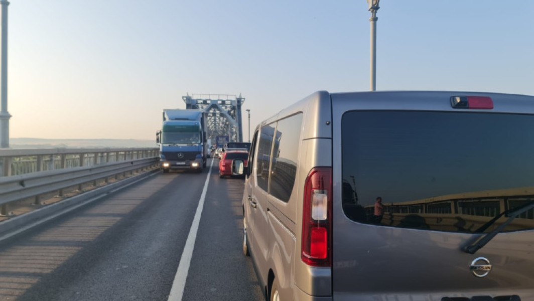 Aglomerație la ieșirea din țară prin Giurgiu din cauza lucrărilor la Podul Prieteniei