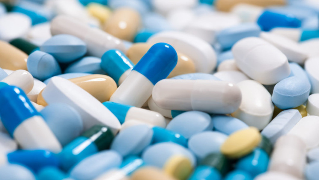 Casa Națională de Asigurări de Sănătate precizează că pentru 13 medicamente se intenționează modificarea nivelului de compensare, însă respinge ideea că această schimbare ar duce la o creștere a contribuției personale a pacienților la 500-600 de lei lunar, informează digi24.ro. Potrivit CNAS, în cazul acestor medicamente, pacienții ar urma să plătească cu aproximativ 9 lei în plus pentru fiecare cutie.