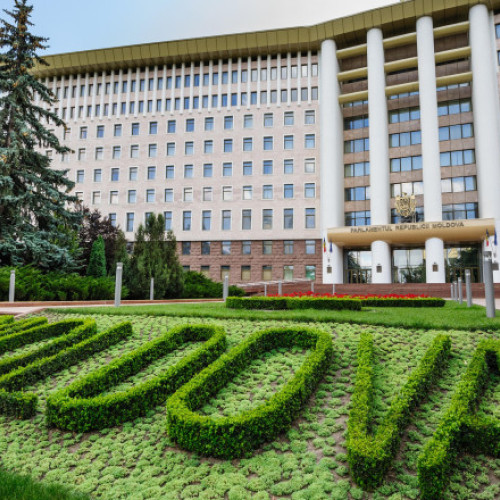 Incendiu în clădirea Parlamentului din Republica Moldova; pompierii intervin, fără răni