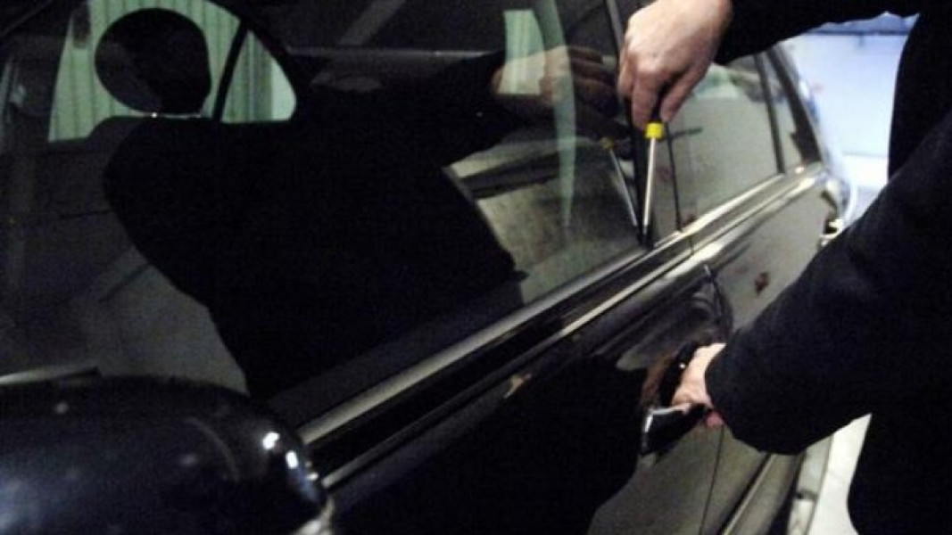 Polițiștii rețin un bărbat în Maramureș pentru furt din autoturism de 12.000 de euro