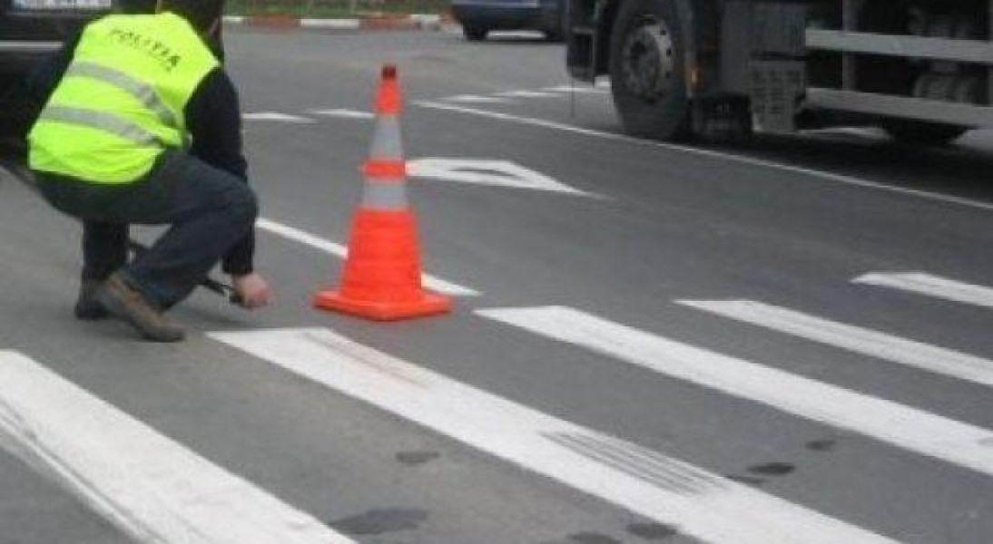 Femeie angajată în traversarea străzii pe trecerea pentru pietoni, accidentată pe o stradă din Sighet