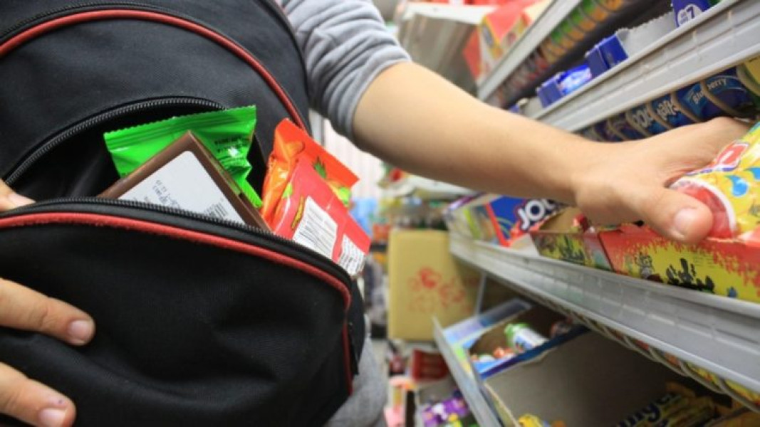 Un băimărean s-a ales cu dosar penal după ce a furat dintr-un supermarket din Baia Sprie