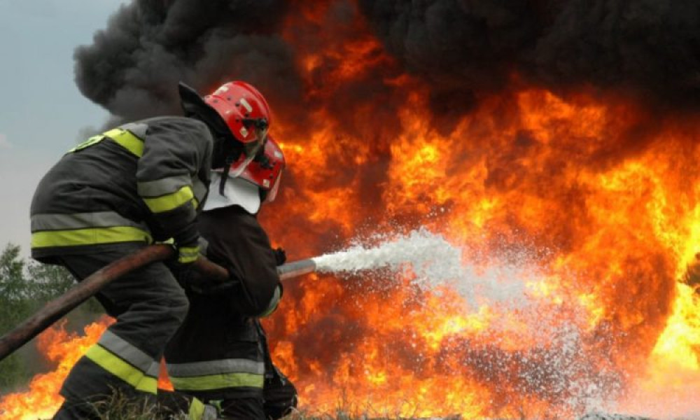 Incendiu la un apartament din Baia Mare, un bărbat rănit a fost transportat la spital