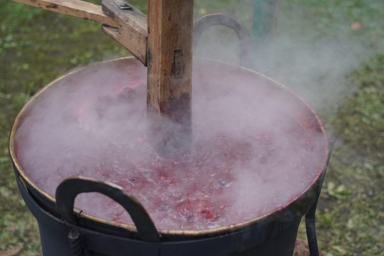 La Muzeul Satului din Baia Mare se prepară silvoiță de toamnă, fără zahăr
