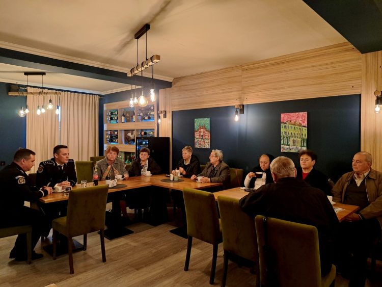 Polițiști din Sighetu Marmației au purtat discuții cu seniorii pentru a spori siguranța acestora