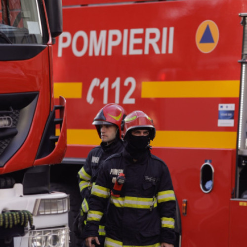 Explozie urmată de incendiu la o casă din Dej, o persoană este blocată
