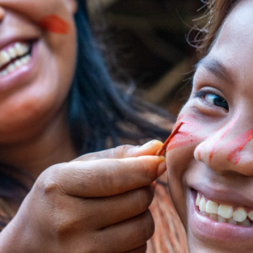 Aproape jumătate dintre popoarele indigene izolate riscă să dispară în zece ani